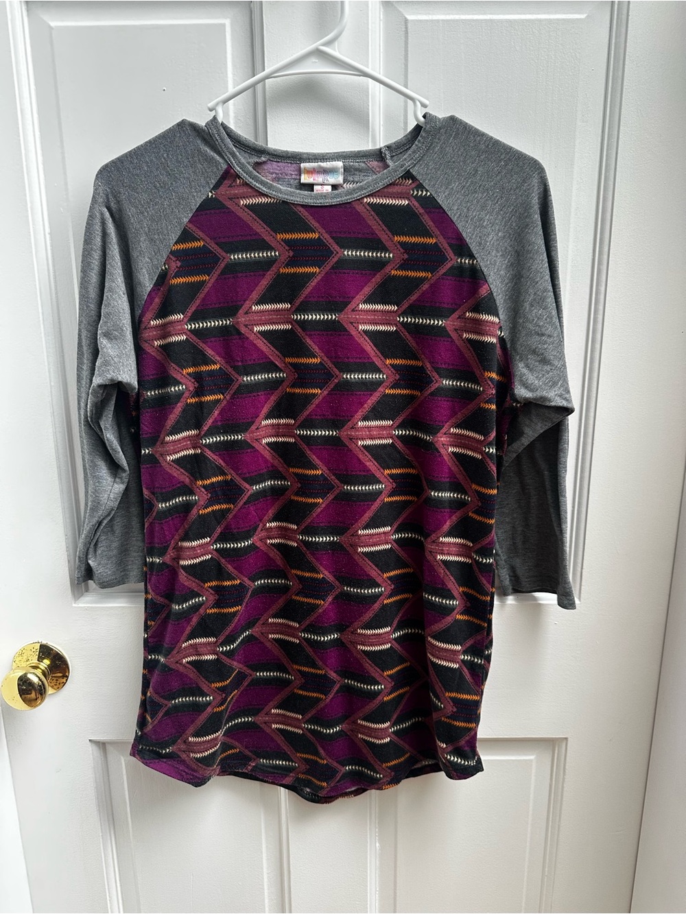 LuLaRoe Gray Raglan Tee with Purple & Black Geometric Print